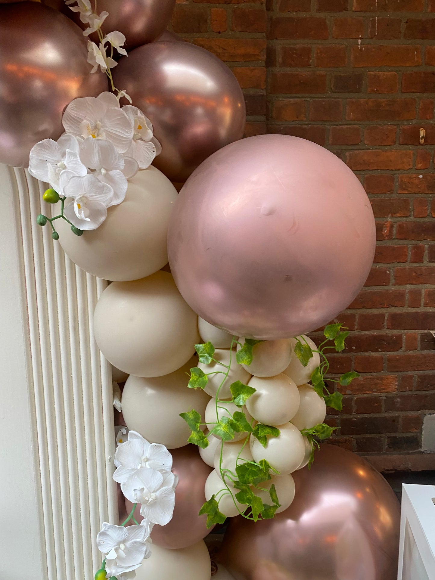 Full round balloon arch with sailboard