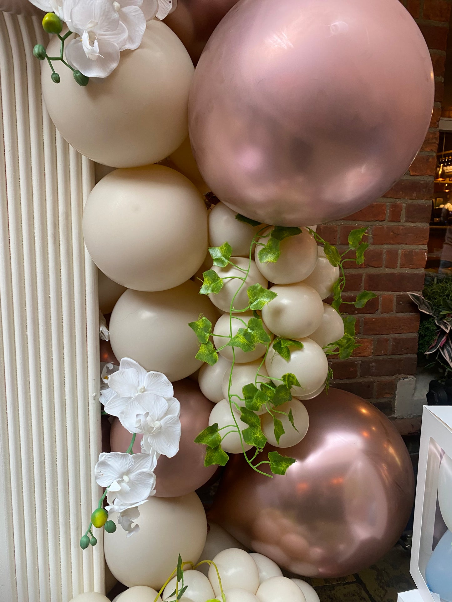 Full round balloon arch with sailboard